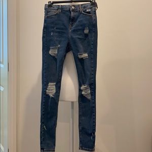 Distressed skinny jeans